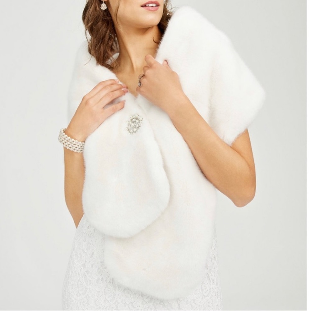 NWT Faux Fur White Shawl with Removeable Brooch